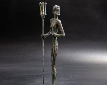 古代ギリシャの神ポセイドンのブロンズ像、ギリシャ神話、三叉槍を持っ