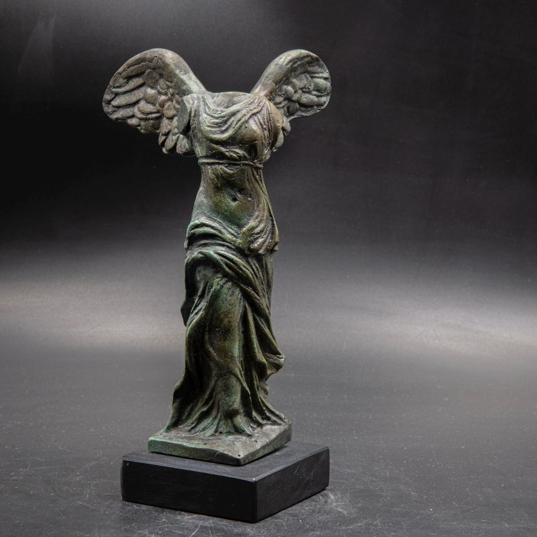 Statua in bronzo della dea greca della vittoria, Nike di Samotracia