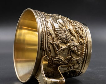 ミノア・ミケーネ文明の金の大きなカップ、古代ギリシャの工芸品博物館