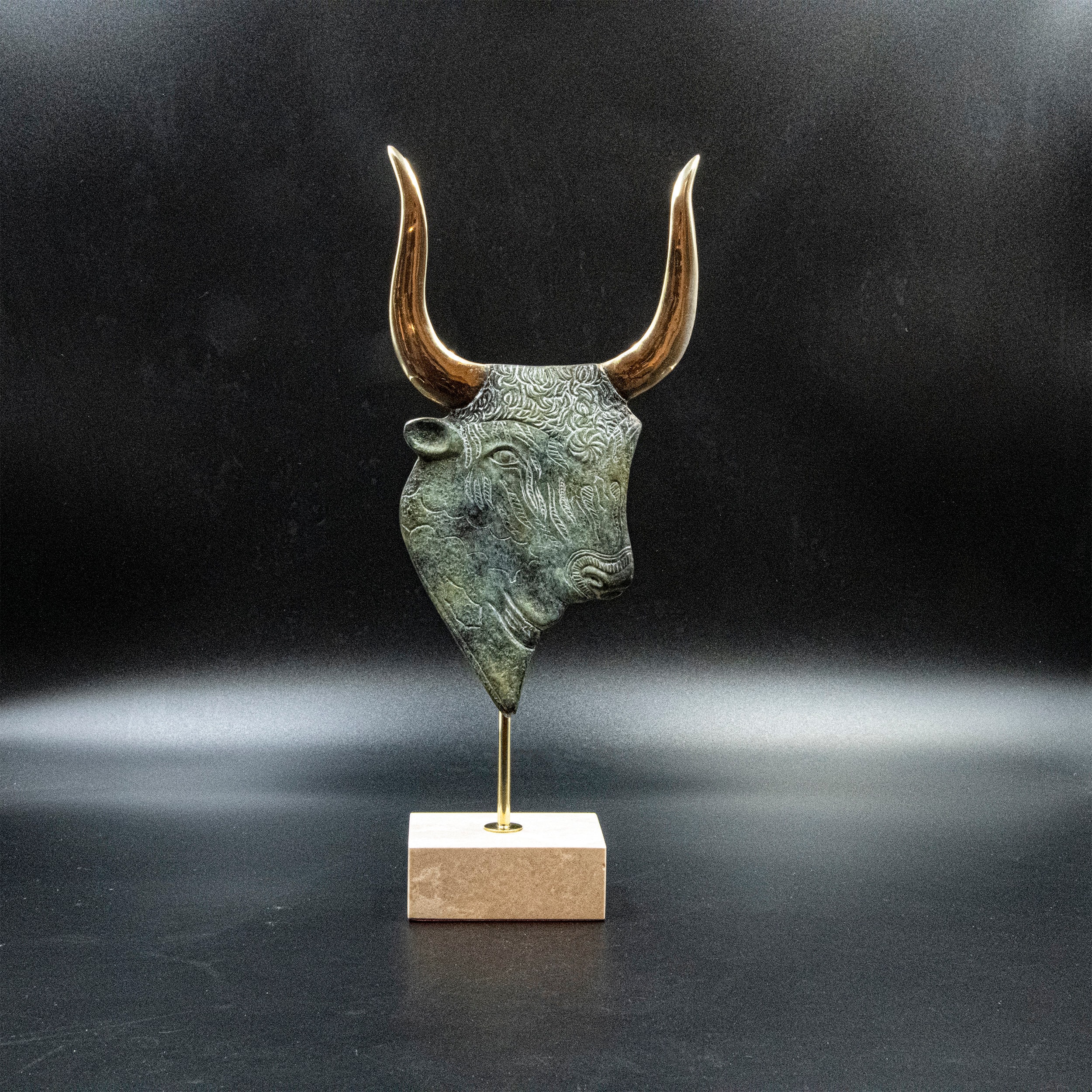 ミノアの雄牛のブロンズ像、古代ギリシャ クレタ島 ミノタウロスの彫刻 