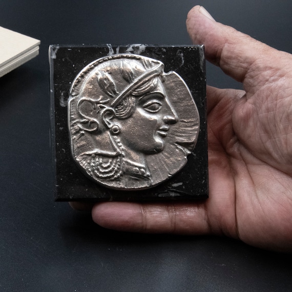 Très ancienne pièce de monnaie grecque antique enduite d'argent avec l'image d'Athéna et du lion