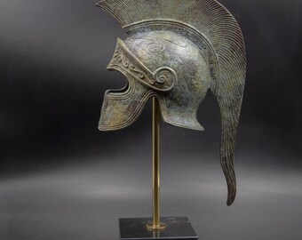 長い兜飾りの付いた青銅製ギリシャ兜、古代コリント式兜、金属彫刻