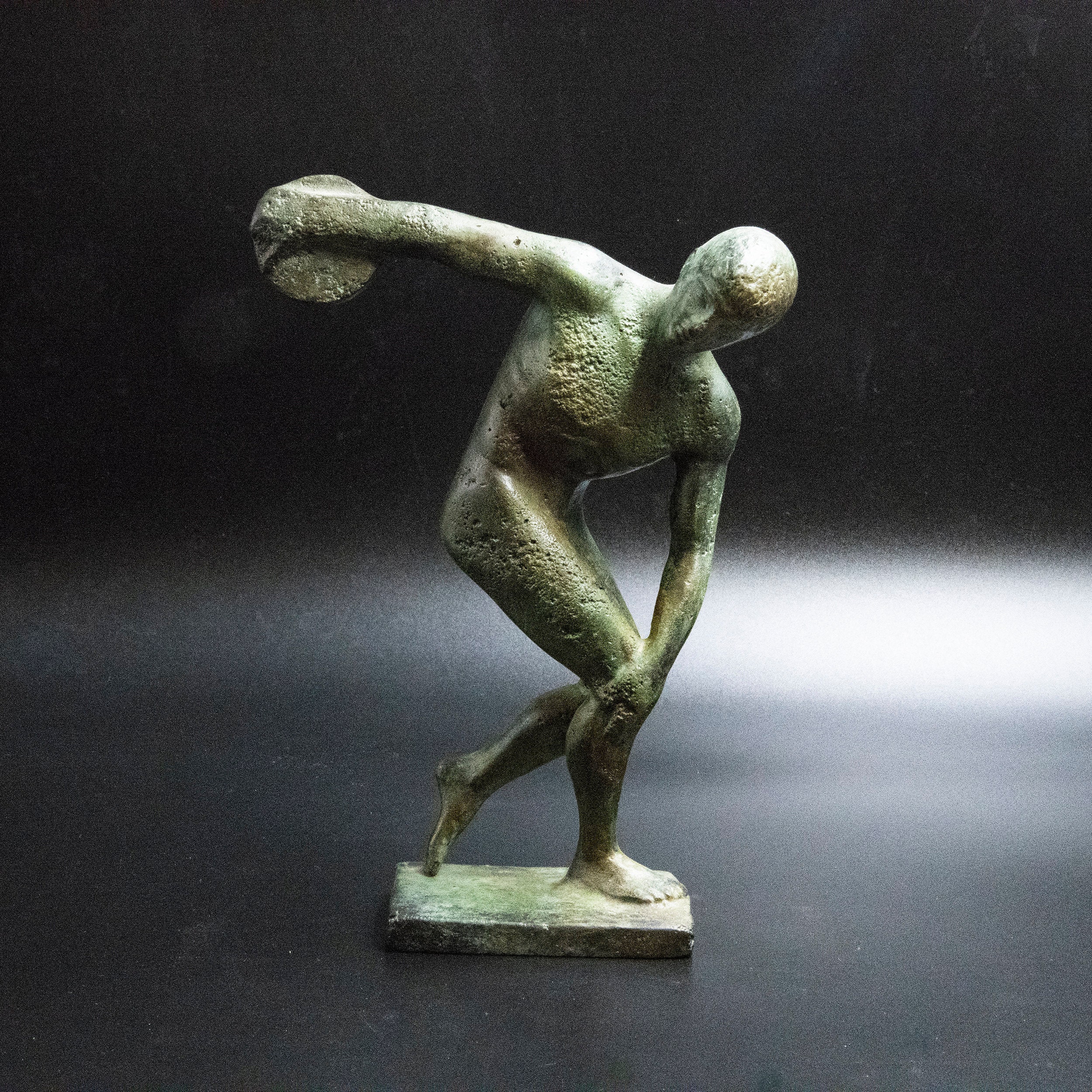 Discus Thrower. Метательница диска скульптура. Дискобол скульптура.