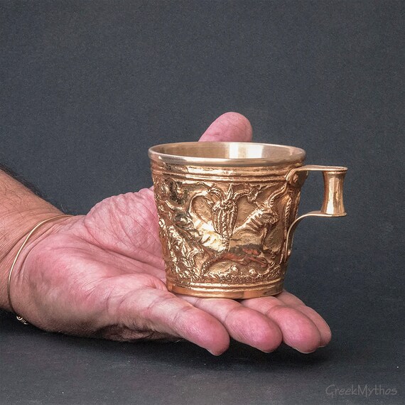 ミケーネ・ミノア文明の金の杯、古代ギリシャ博物館のレプリカ、銅製