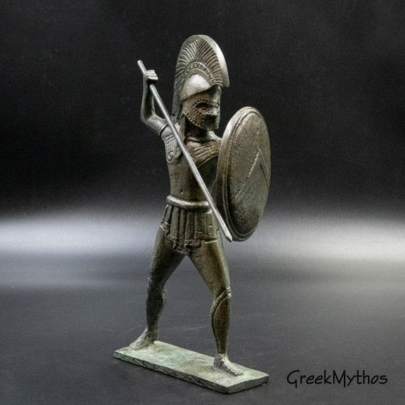 ヘルメット、盾、槍を装備した古代スパルタのギリシャ戦士の
