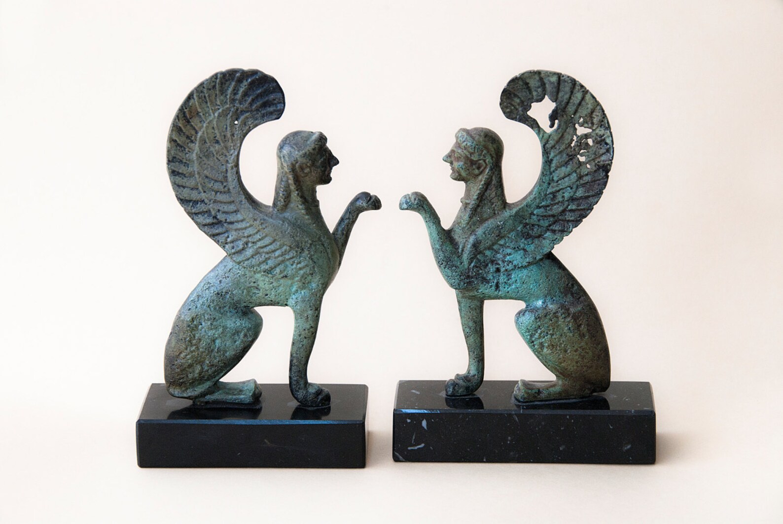 Statue Sphinx Femme Mythique Grecque - Tête De Lion, Albâtre Coulé - Hauteur 17,5 Cm (6,9 In) - Neuf Avec Certificat D'authenticité