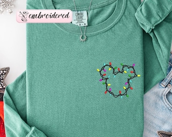T-shirt brodé Disney Lumières de Noël Couleurs Confortables : T-shirt oreilles de Mickey mignon, T-shirt Disney minimaliste, Vacances en famille 2026