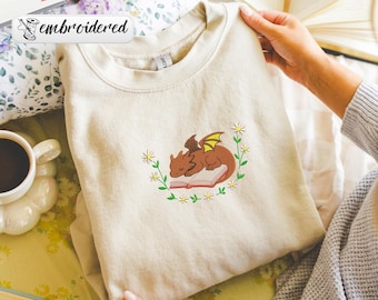 Sweat-shirt brodé livre dragon, sweat-shirt lecteur de livre fantastique, pull cottagecore, cadeau pour les accros aux livres, sueur de dragon, sweat à capuche rat de bibliothèque