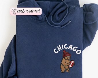 Sweat à capuche et pull brodés Chicago Football, pull ras du cou Game Day Bear, cadeau pour les fans de football, pull unisexe pour hommes et femmes