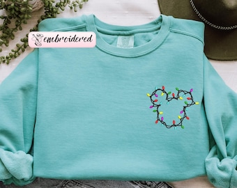Sweat-shirt brodé Disney Christmas Lights Comfort Colors : T-shirt oreilles de Mickey mignon, T-shirt Disney minimaliste, Vacances en famille 2026