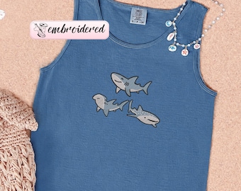 Débardeurs unisexes brodés Shark Comfort Colors®, cadeau brodé pour amateur de requins pour ami, t-shirt pour amoureux de l'océan, débardeur brodé Sealife
