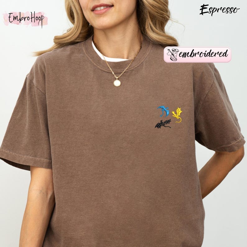 Comfort Colors® Tiny Dragons Embroidered Fourth Wing Shirt, Embroidered BookTok Bookish Gifts, Dragon Basgiath War College Crewneck imagem 6