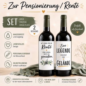 Pode incluir: Duas garrafas de vinho de vidro escuro com rótulos retangulares brancos com texto em preto e dourado. O rótulo esquerdo diz Alt genug für die Rente jung genug um es zu genießen. O rótulo direito diz Eine Legende verlässt das Gelände.