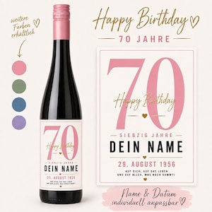 Può includere: Una bottiglia di vino con un'etichetta personalizzata che mostra il grande numero 70 in rosa, il testo Happy Birthday, DEIN NAME e 29. AUGUST 1956. L'etichetta include la frase tedesca AUF DICH, AUF DAS LEBEN UND AUF ALLES, WAS NOCH KOMMT! con cuori dorati.