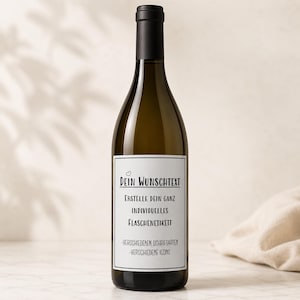 Könnte beinhalten: Eine dunkle Glasweinflasche mit einem weißen rechteckigen Etikett, das den schwarzen Text trägt: DEIN WUNSCHTEXT, ERSTELLE DEIN GANZ INDIVIDUELLES FLASCHENETIKETT, -VERSCHIEDENEN SCHRIFTARTEN, -VERSCHIEDENE ICONS, sowie ein kleines Herz-Symbol.