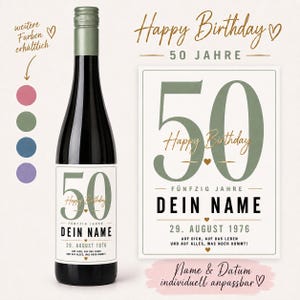 Może przedstawiać: Butelka wina z personalizowaną etykietą przedstawiającą dużą szałwiowo-zieloną liczbę 50, tekst Happy Birthday, DEIN NAME, 29. AUGUST 1976 oraz frazę AUF DICH, AUF DAS LEBEN UND AUF ALLES, WAS NOCH KOMMT, z czterema kolorowymi kółkami po lewej stronie.