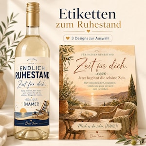 Könnte beinhalten: Eine klare Weinflasche mit einem Etikett, das eine Strandszene mit Liegestuhl und den Text 'ENDLICH RUHESTAND' zeigt. Daneben liegt eine quadratische Karte mit einer mediterranen Küstenillustration und dem Text 'Zeit für dich'.
