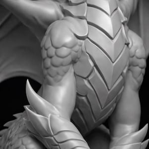 Op de afbeelding: Een gedetailleerde, monochrome sculptuur van het lichaam van een draak. De afbeelding toont de getextureerde schubben op de arm en rug van de draak, en scherpe, puntige klauwen. Het ontwerp heeft een combinatie van gladde en getextureerde oppervlakken.