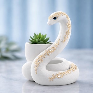 Könnte beinhalten: Ein Set aus drei Keramikbechern mit gesprenkelter, matter Oberfläche. Die Becher sind in den Farbtönen Creme, Hellgrau und Dunkelgrau gehalten. Jeder Becher hat ein schlichtes, minimalistisches Design und einen abgerundeten Henkel. Die Becher sind aufeinander gestapelt.