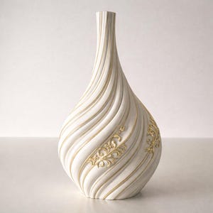 Może przedstawiać: Biały ceramiczny kubek z czarnym uchwytem i napisem "But First, Coffee" czarną, odręczną czcionką. Kubek stoi na białej powierzchni.