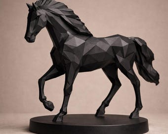 Peut inclure: Sculpture d'un cheval noir géométrique. Le cheval est représenté en mouvement, les jambes en action. La sculpture est faite de formes angulaires, lui donnant un aspect moderne et abstrait. Elle est montée sur une base noire ronde.