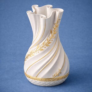 Może przedstawiać: Biały ceramiczny wazon z pofałdowaną górą i wirującym wzorem. Złote akcenty obejmują pionowe linie i wzór botaniczny. Podstawa ma wzór tekstury i złotą obwódkę. Wazon ma około 30 cm wysokości.