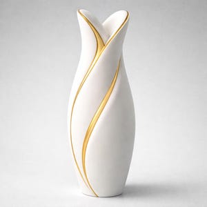 Może przedstawiać: Biały ceramiczny wazon o kształcie tulipana. Wazon posiada dwa zakrzywione, złote akcenty, które biegną wzdłuż boków. Wazon ma gładkie, błyszczące wykończenie i jest umieszczony na białym tle.