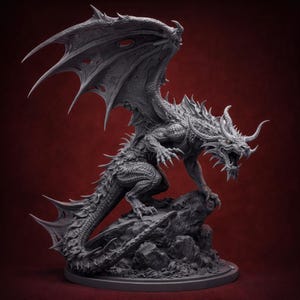 Może przedstawiać: Szczegółowa, szara rzeźba smoka z dużymi, teksturowanymi skrzydłami, ostrymi pazurami i rogami. Smok siedzi na skalistej podstawie, z otwartą paszczą, odsłaniając ostre zęby. Rzeźba ma groźny wygląd.