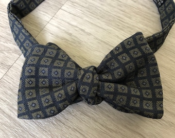 Vintage 1990s Giorgio Armani Navy and Taupe Geometric Pattern Cravatte Bow Tie