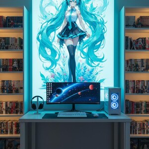 Könnte beinhalten: Ein Computertisch-Setup mit einer Anime-Illustration einer Frau mit langen, türkisfarbenen Haaren. Der Schreibtisch umfasst einen Monitor, eine Tastatur, eine Maus, Kopfhörer und einen Computer-Tower mit blauen Lichtern. Bücherregale flankieren die Illustration.