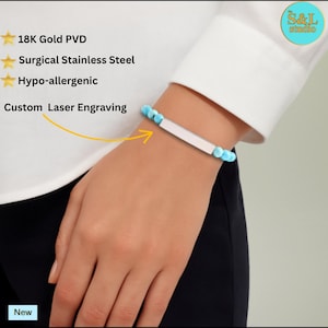 Puede incluir: Una pulsera con una placa rectangular plateada y cuentas turquesas. La pulsera se lleva en la muñeca. El texto en la imagen incluye "18K Gold PVD", "Surgical Stainless Steel", "Hypo-allergenic" y "Custom Laser Engraving".