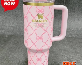 Vaso térmico STANLEY LoveShackFancy H2.0 Flowstate de 1.18 litros (40 oz), color rosa menta con lazo para bebé