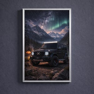 Puede incluir: Impresión enmarcada de un SUV negro estacionado en un terreno rocoso, con un telón de fondo de montañas, un cielo estrellado y la aurora boreal. Se ve una tienda iluminada a lo lejos. El SUV tiene una barra de luces.