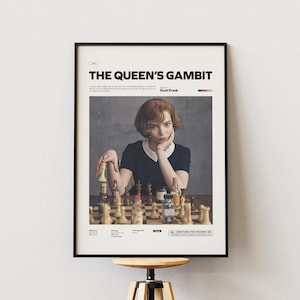 Może przedstawiać: Pionowy plakat zatytułowany THE QUEEN'S GAMBIT z centralnie umieszczonym zdjęciem osoby o krótkich kasztanowych włosach, ubranej w ciemną sukienkę z białym kołnierzykiem, siedzącej przy szachownicy z różnymi figurami. Projekt zawiera tekst i elementy graficzne.