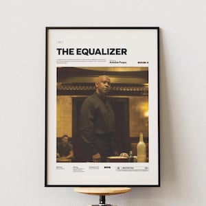 Puede incluir: Póster enmarcado de la película "The Equalizer" con Denzel Washington. El póster presenta una foto de Washington con una camisa oscura, una botella y el título de la película en letras negras. El póster está en un marco negro.