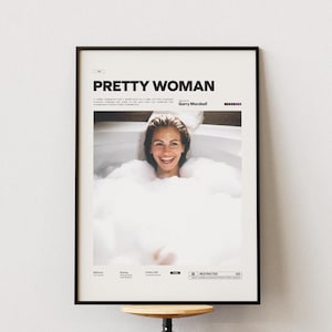 Può includere: Un poster cinematografico incorniciato per "Pretty Woman" con una donna in una vasca da bagno piena di bolle. Il poster ha una cornice nera e il titolo è in lettere nere in grassetto. Il poster è montato su una parete bianca.