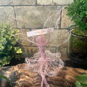 Elfo, hada, amuleto de la suerte de alambre de caldo rosa, hecho a mano, aprox. 22 cm sentado, para uso interior y exterior, personalizable individualmente.