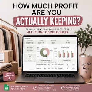 Könnte beinhalten: Ein Laptop zeigt ein Google Sheets-Dashboard zur Verfolgung von Wiederverkaufs-Gewinnen. Der Text lautet: HOW MUCH PROFIT ARE YOU ACTUALLY KEEPING? TRACK INVENTORY. SALES. FEES. PROFIT. ALL IN ONE GOOGLE SHEET. INSTANT DOWNLOAD. MADE FOR RESELLERS POSHMARK, EBAY, DEPOP, MERCARI + MORE.