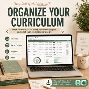 Op de afbeelding: Een digitale curriculum-tracker op een laptopscherm, met kolommen voor studenten, vakken, data en voortgang. De interface bevat een 42% voortgangsgrafiek, naast een stapel boeken, een mok en een notitieblok met een potlood.