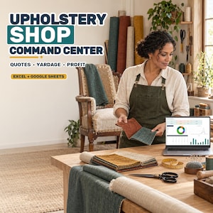 Könnte beinhalten: Ein digitales Tabellenkalkulations-Tool mit dem Titel UPHOLSTERY SHOP COMMAND CENTER QUOTES YARDAGE PROFIT EXCEL + GOOGLE SHEETS auf einem Laptop-Bildschirm. Der Arbeitsbereich enthält Stoffmuster, ein Maßband, eine Schere und Stoffrollen.