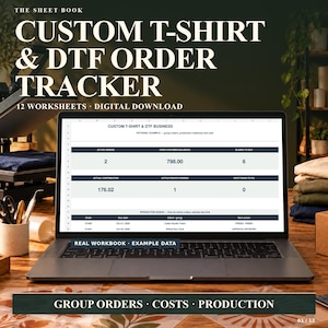 Könnte beinhalten: Ein Laptop-Bildschirm zeigt eine digitale Tabellenkalkulation zur Nachverfolgung von T-Shirt- und DTF-Bestellungen. Die Benutzeroberfläche enthält Bereiche für aktive Bestellungen, Kundenkontostände und eine Produktionswarteschlange.