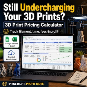 Könnte beinhalten: Ein Laptop-Bildschirm zeigt eine 3D Print Pricing Calculator Tabelle mit Spalten für Druckdetails, Kosten, Gebühren und Gewinn. Der Text lautet Still Undercharging Your 3D Prints?, 3D Print Pricing Calculator, Google Sheets + Excel, Digital Download und Price Right. Profit More.