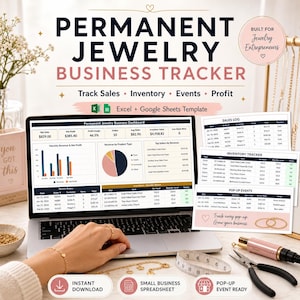 Könnte beinhalten: Ein Laptop zeigt eine Vorlage für einen "Permanent Jewelry Business Tracker". Das Bild enthält Verkaufs-, Inventar- und Gewinnverfolgung. Eine Hand mit Schmuck benutzt den Laptop. Werkzeuge und Schmuck liegen auf dem Schreibtisch.