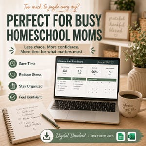 Op de afbeelding: Een digitaal homeschool-dashboard op een laptopscherm met secties voor resterende dagen, geregistreerde uren, cijfers en voltooide boeken. Naast de laptop ligt een spiraalnotitieblok met handgeschreven tekst, een pen en een keramische mok.