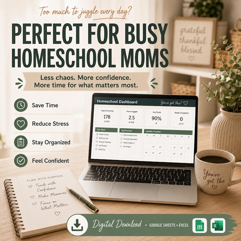 Op de afbeelding: Een digitaal homeschool-dashboard op een laptopscherm met secties voor resterende dagen, geregistreerde uren, cijfers en voltooide boeken. Naast de laptop ligt een spiraalnotitieblok met handgeschreven tekst, een pen en een keramische mok.