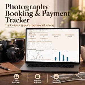 Könnte beinhalten: Ein Laptop mit einem Dashboard für Fotografie-Unternehmen mit Finanzdaten und Diagrammen. Der Text "Photography Booking & Payment Tracker" steht oben. Eine Kamera, ein Objektiv, ein Notizbuch und ein Stift liegen auf dem Holztisch.