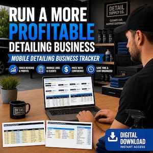 Könnte beinhalten: Ein digitaler Business-Tracker für die Fahrzeugaufbereitung auf einem Laptop-Bildschirm, mit ausgedruckten Job-Tracker- und Kalkulationsblättern auf einem Holztisch. Der Text lautet RUN A MORE PROFITABLE DETAILING BUSINESS und MOBILE DETAILING BUSINESS TRACKER.