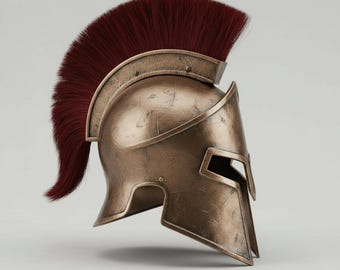 Può includere: Un elmo spartano color bronzo con un pennacchio rosso. L'elmo ha un aspetto usurato, con graffi e ammaccature visibili. Il design include aperture per gli occhi e il viso e una parte superiore curva.