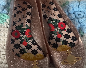 Vivienne Westwood for Melissa roségouden glitterballetpompen met het kenmerkende gouden bolembleem. 9