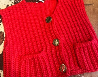 żywy różowy sweter-kamizelka z grubego splotu, bez rękawów, z trzema dużymi guzikami w stylu vintage z przodu i dwoma małymi guzikami